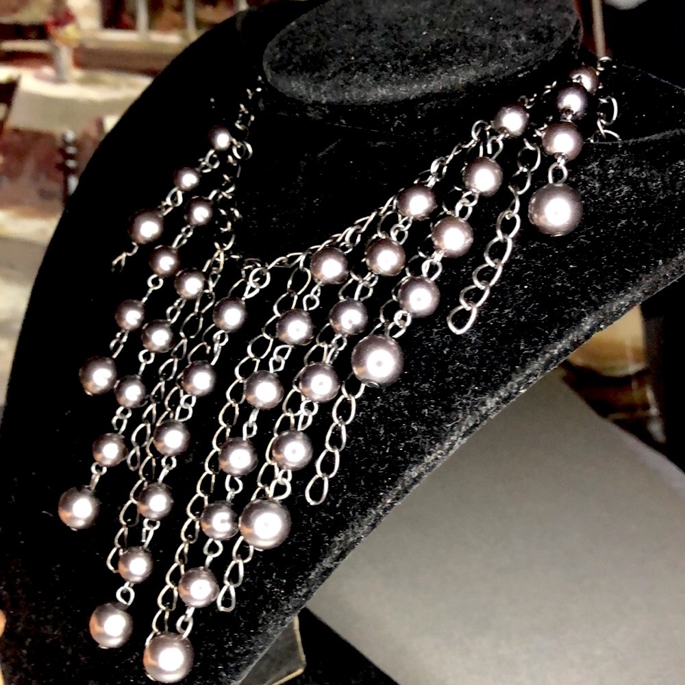 Women’s Black Chain Necklace with Silver-Gray Pearls